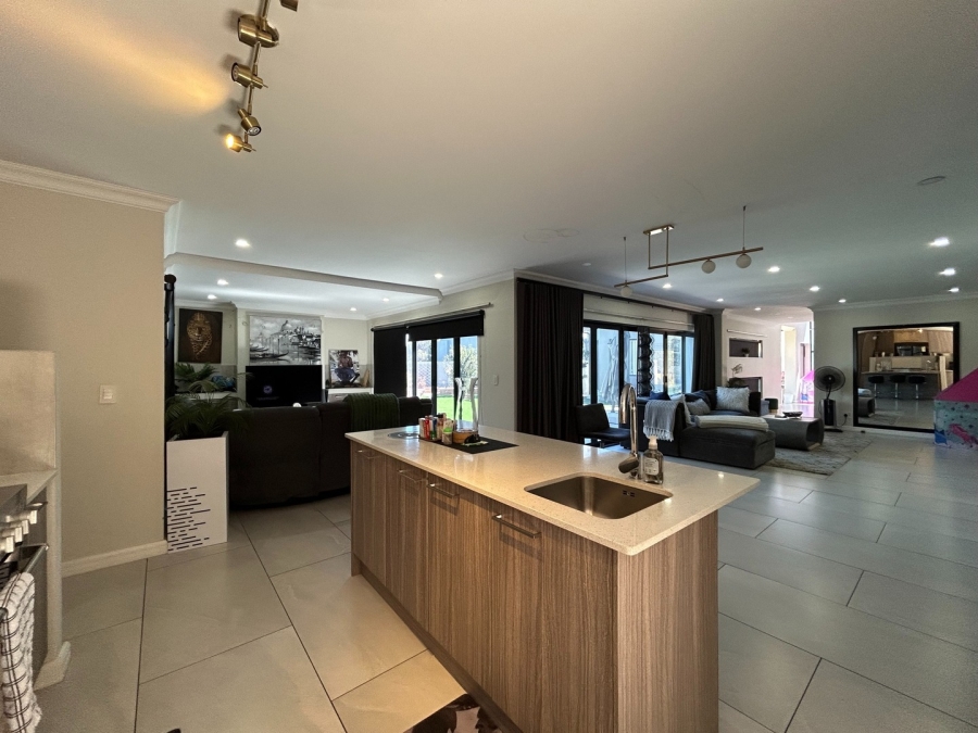 To Let 4 Bedroom Property for Rent in Sandown Western Cape